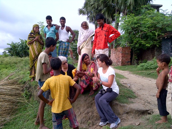 JVI Volunteer Anna Kim and Freeset founder Annie Hilton, with Murshidabad residents